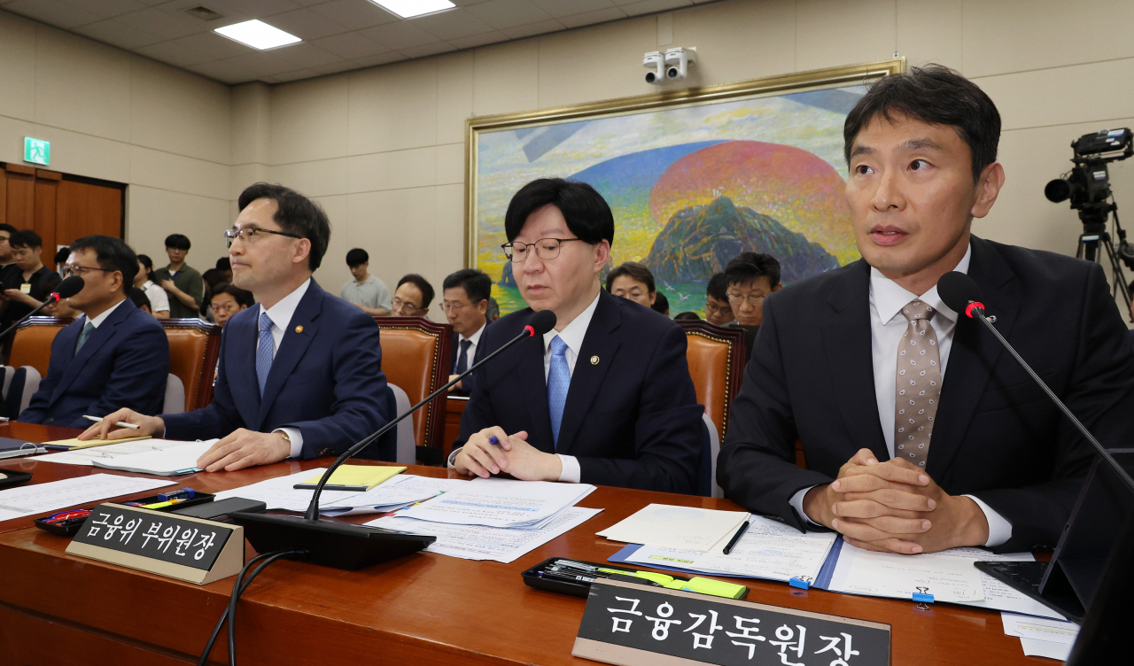 30일 오전 국회 정무위원회에서 열린 '티몬·위메프 정산 및 환불 지연 사태' 관련 긴급 현안질의에서 이복현(오른쪽) 금융감독원장이 의원 질의에 답변하고 있다. [연합]