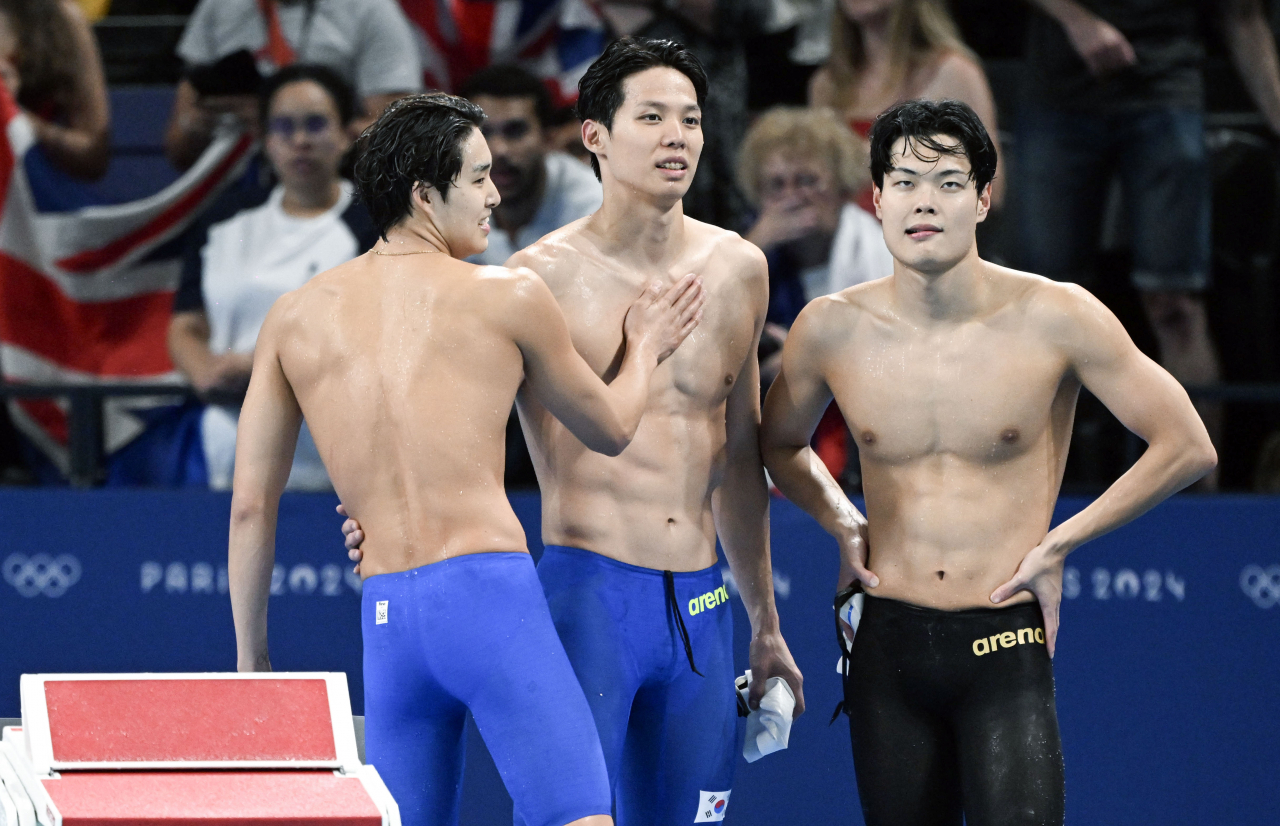 2024 파리 올림픽 자유형 남자 800m 계영 결승이 30일(현지시간) 프랑스 낭테르 라데팡스아레나에서 열렸다. 황선우, 김우민 등 한국 대표팀이 기록을 확인하고 있다. 한국은 최종 6위를 기록했다. 2024.7.30 낭테르=이상섭 기자
