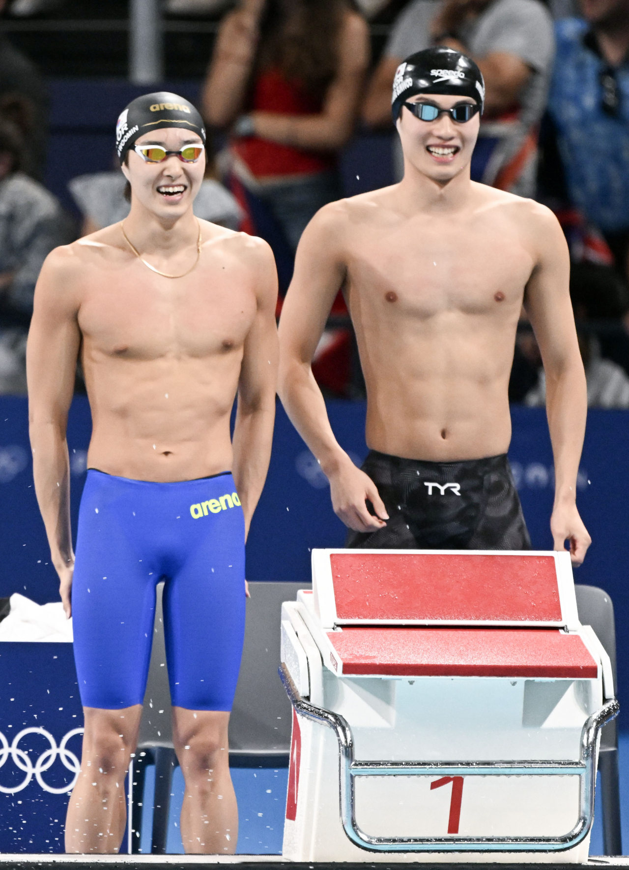 2024 파리 올림픽 자유형 남자 800m 계영 결승이 30일(현지시간) 프랑스 낭테르 라데팡스아레나에서 열렸다. 황선우(오른쪽)와 김우민이 웃고 있다. 2024.7.30 낭테르=이상섭 기자