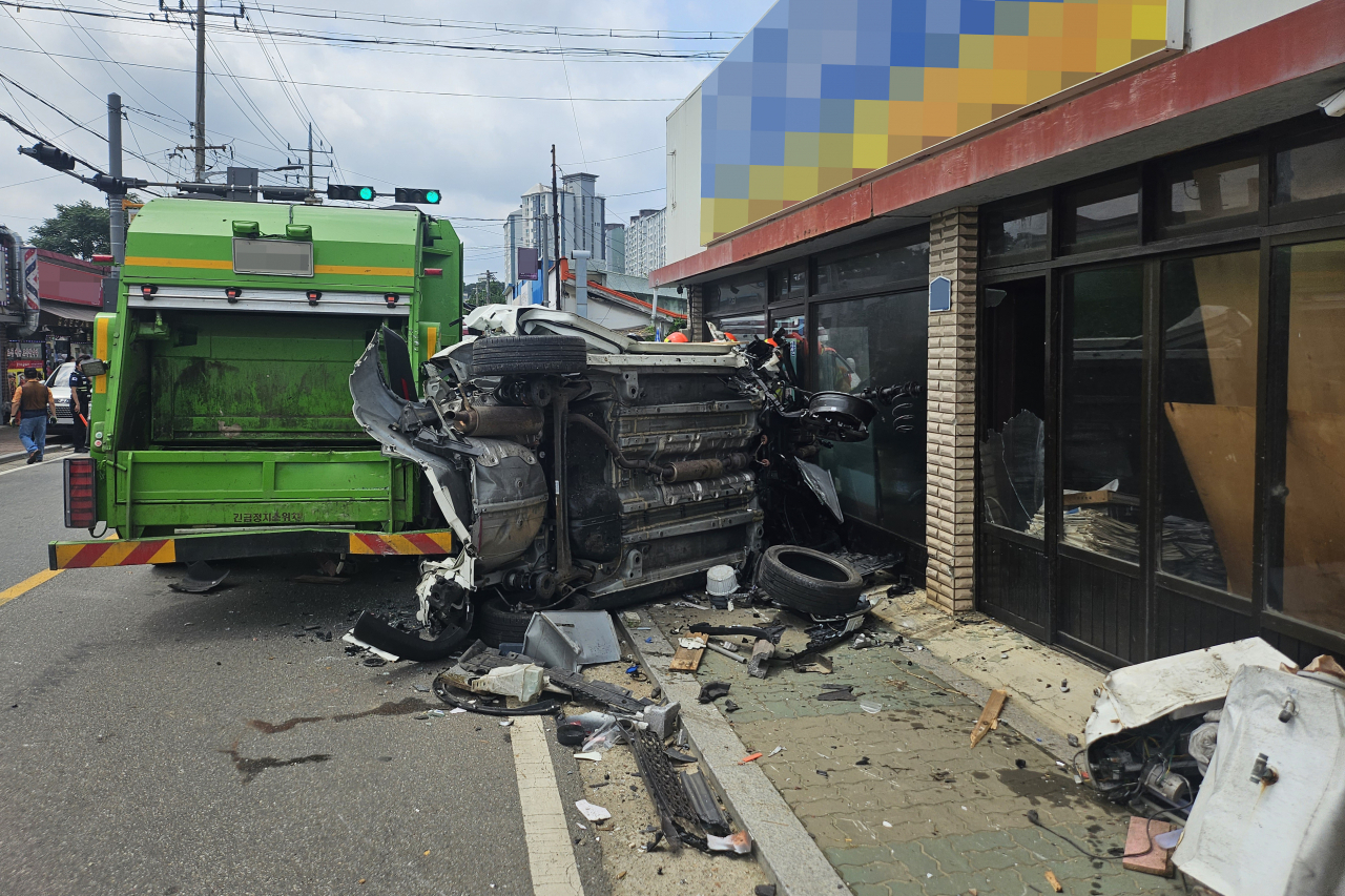 지난 30일 오후 경기도 파주시에서 60대 여성 A씨가 몰고 가던 승용차가 차량을 들이받은 뒤 건물로 돌진하는 사고가 발생했다. 이 사고로 A씨가 중상을 입고, 동승자인 A씨의 어머니 B씨가 심정지 상태에서 병원으로 옮겨졌으나 숨졌다. 사진은 사고 현장의 모습. [연합]