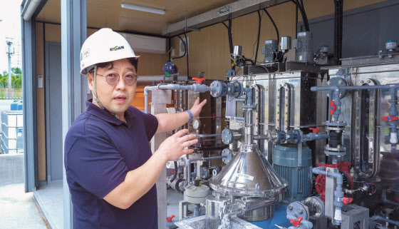 방준환 한국지질자원연구원 CO₂활용연구센터 박사가 마그네슘의 생성 과정을 설명하고 있다. [한국지질자원연구원 제공]