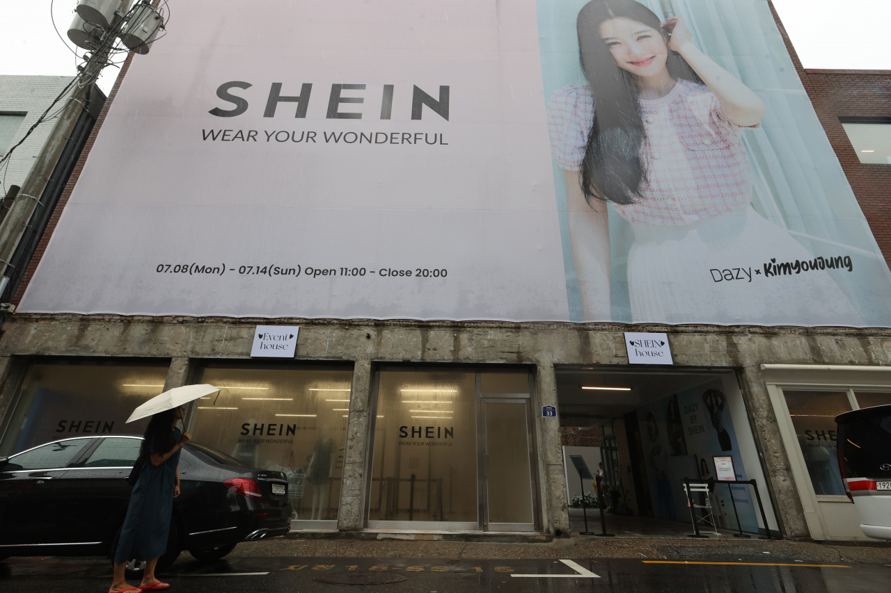 8일 서울 성동구 성수동에 문을 연 중국 패스트패션 업체 '쉬인'(SHEIN) 오프라인 팝업스토어에서 시민들이 매장을 살펴보고 있다. 쉬인이 한국에서 팝업스토어를 여는 것은 이번이 처음이다. [연합]