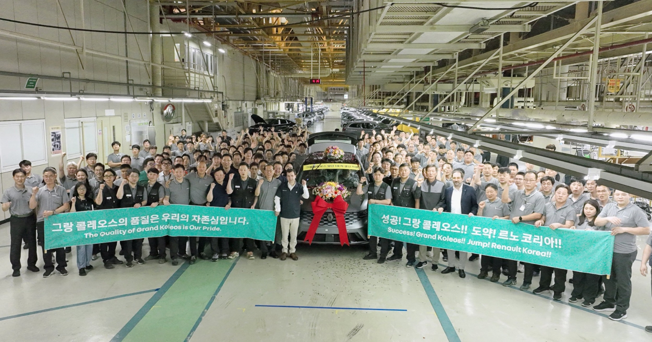 르노코리아는 지난 15일 부산공장에서 뉴 르노 그랑 콜레오스의 양산 개시와 1호차 생산 기념식 장면. [사진=르노코리아]