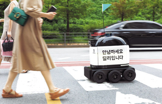 우아한형제들의 자율주행 배달 로봇 ‘딜리’ [우아한형제들 홈페이지]
