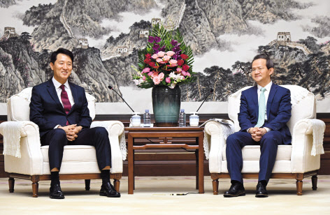 오세훈(왼쪽) 서울시장이 30일 베이징시 인민정부청사에서 인융 베이징시장을 만나 미래지향적 관계 구축 방안을 논의했다. [서울시 제공]