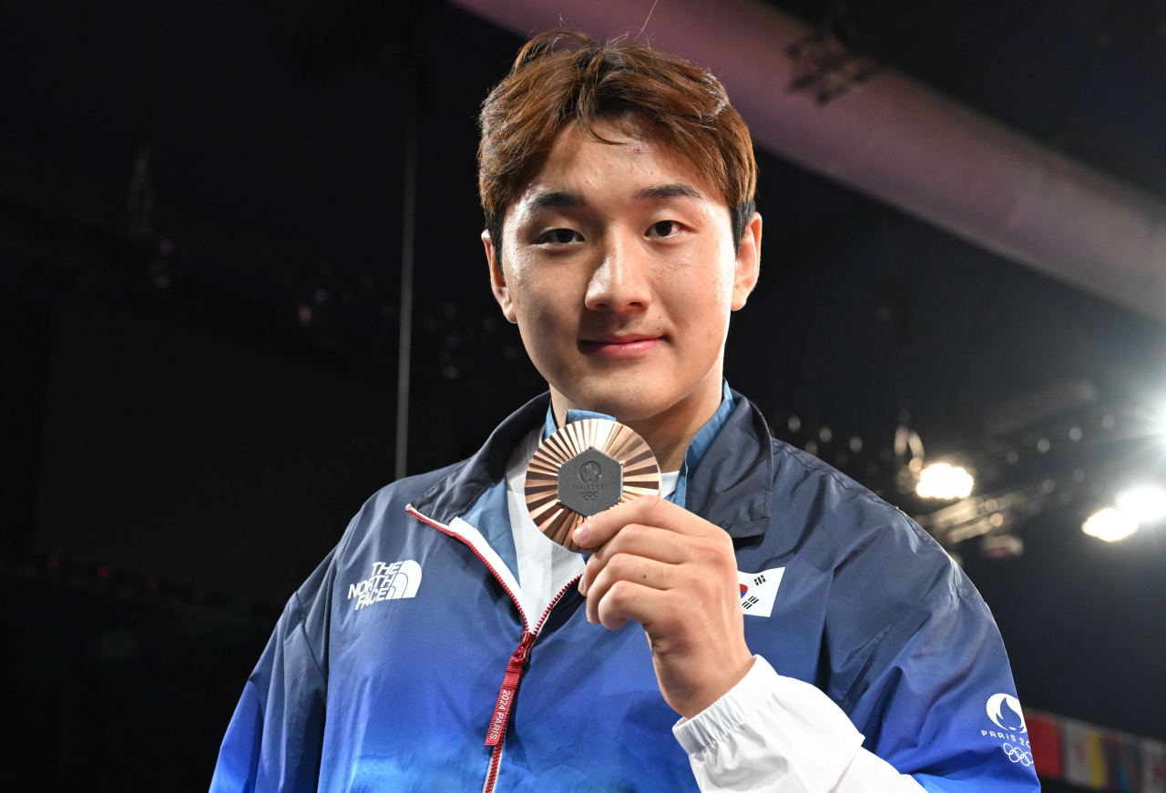 이준환이 30일(현지시간) 프랑스 파리 아레나 샹 드 마르스에 열린 2024 파리 올림픽 유도남자 -81㎏급 시상식에서 동메달을 목에 걸고 기념사진을 촬영하고 있다. 2024.7.30. 파리=이상섭 기자/YW