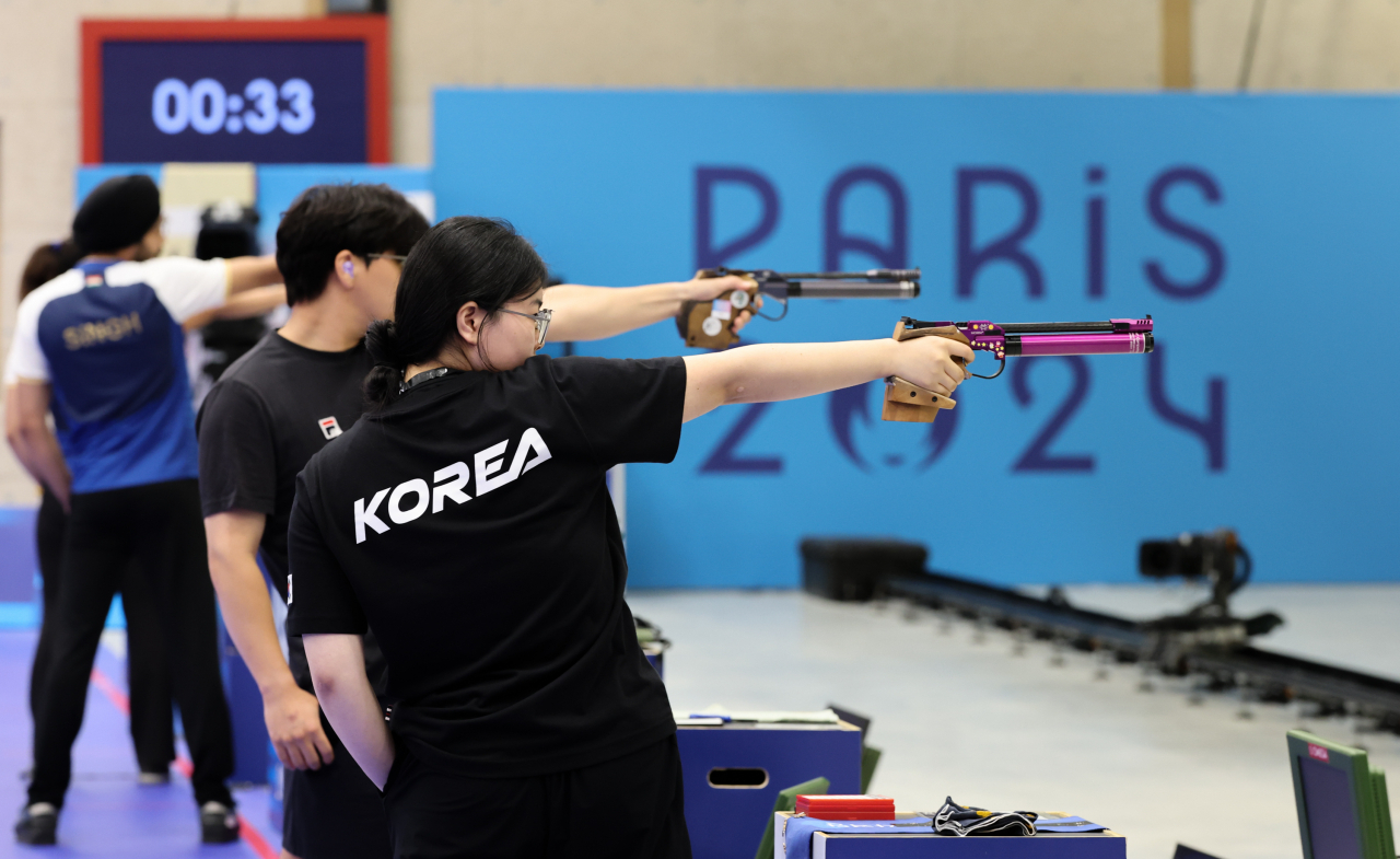 30일(현지시간) 프랑스 샤토루 CNTS 사격장에서 열린 2024 파리 올림픽 사격 10m 공기권총 혼성 단체 동메달 결정전에서 오예진·이원호가 인도팀에 맞서 과녁을 조준하고 있다. 2024.7.30 샤토루=이상섭 기자