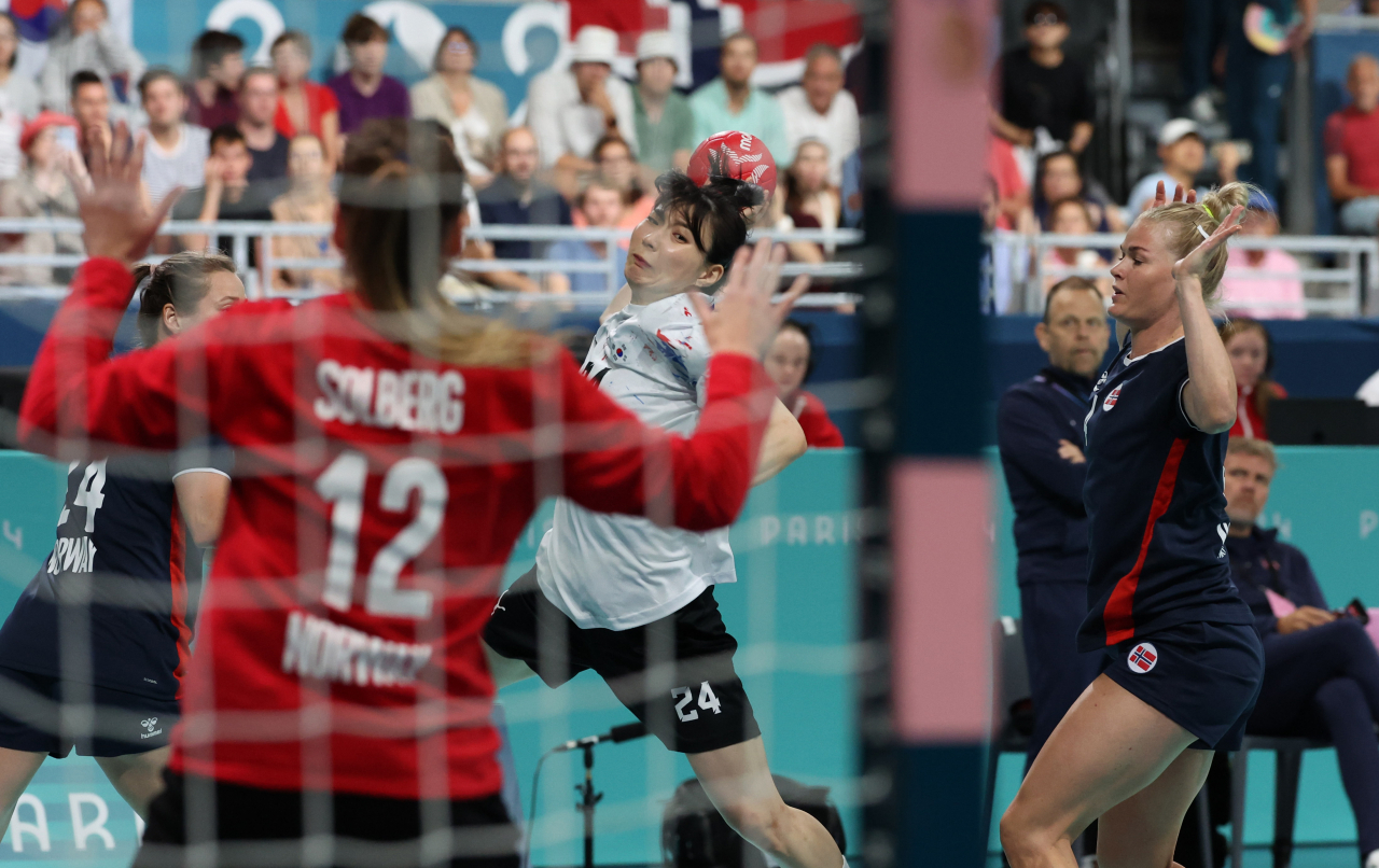 30일 오전(현지시각) 프랑스 파리 아레나 파리 쉬드6에서 열린 2024 파리 올림픽 대한민국-노르웨이 A조 여자 핸드볼 3차전 경기. 강경민이 슛을 하고 있다. 2024.7.30 파리=이상섭 기자