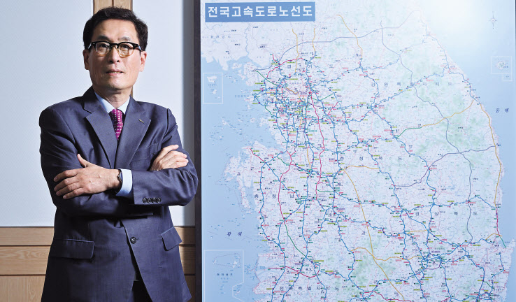 함진규 한국도로공사 사장이 18일 오후 서울 여의도 집무실에서 헤럴드경제와 인터뷰를 한 후 전국고속도로 노선도 옆에서 포즈를 취하고 있다. 임세준 기자