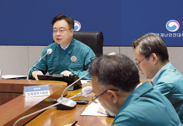조규홍 보건복지부 장관이 30일 서울 종로구 정부서울청사에서 열린 의사 집단행동 중앙재난안전대책본부 회의를 주재하고 있다.[연합]
