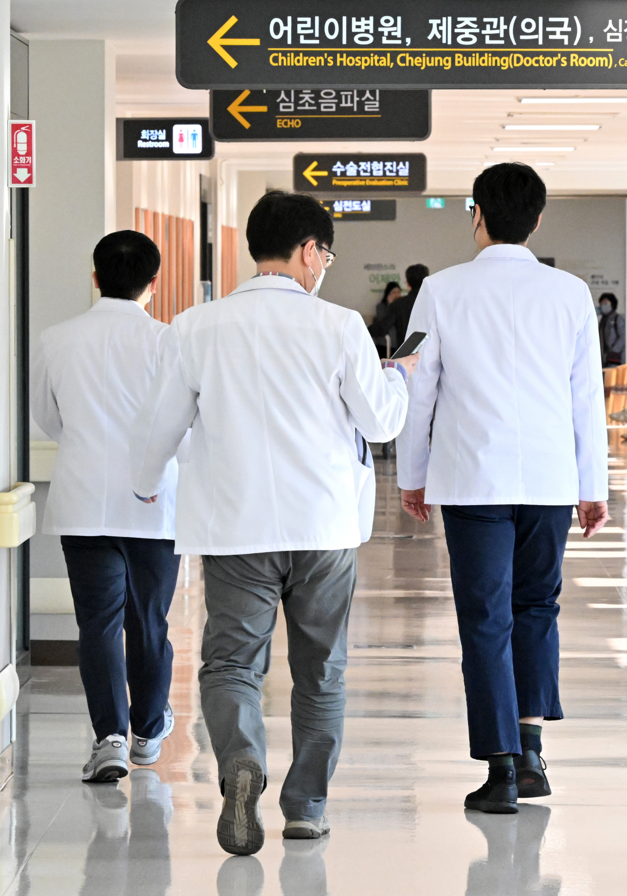 서울 서대문구 세브란스 병원에서 의사들이 복도를 지나고 있다. 임세준 기자