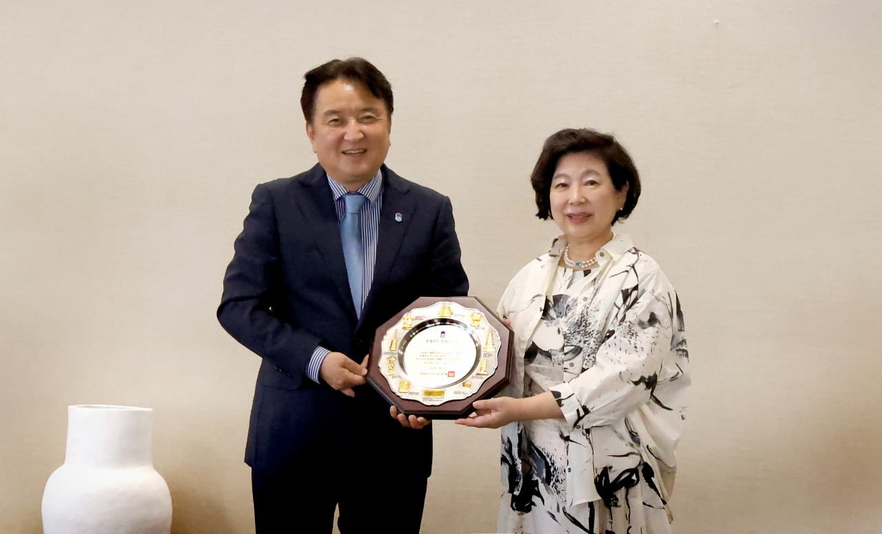 현정은(오른쪽) 현대그룹 회장이 31일 서울 종로구 연지동 현대그룹 사옥 집무실에서 김영환 충북도 도지사로부터 명예도지사 위촉패를 수여받은 후 기념촬영을 하고 있다. [현대그룹 제공]