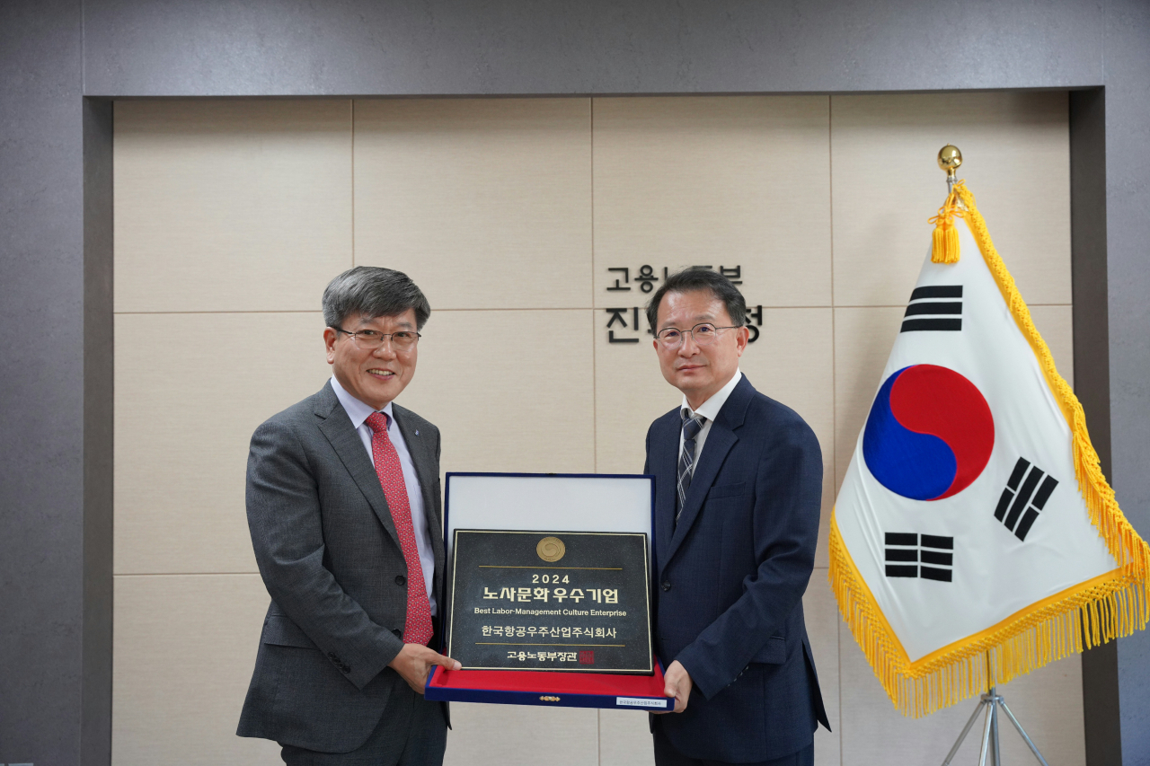 박상욱(왼쪽) KAI 경영관리본부장 전무가 31일 고용노동부 진주지청에서 열린 ‘2024년도 노사문화 우수기업’ 수여식에서 연창석 고용노동부 진주지청장과 기념촬영을 하고 있다. [한국항공우주(KAI) 제공]