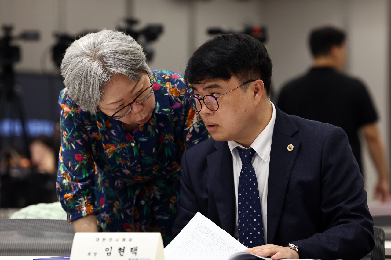 임현택 의사협회 회장이 26일 오후 서울 의협회관에서 열린 ‘대한민국 의료 사활을 건 제1차 전국의사 대토론회’에서 참석자와 대화를 나누고 있다. [연합]