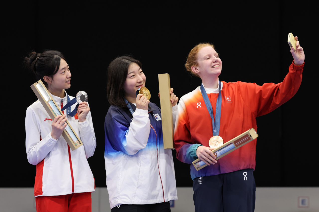 지난 29일(현지시간) 프랑스 샤토루 슈팅 센터에서 열린 2024 파리 올림픽 사격 공기소총 10m 여자 결선 시상식에서 금메달리스트 반효진이 은메달의 황위팅, 동메달의 오드리 고냐트와 촬영하고 있다. [연합]