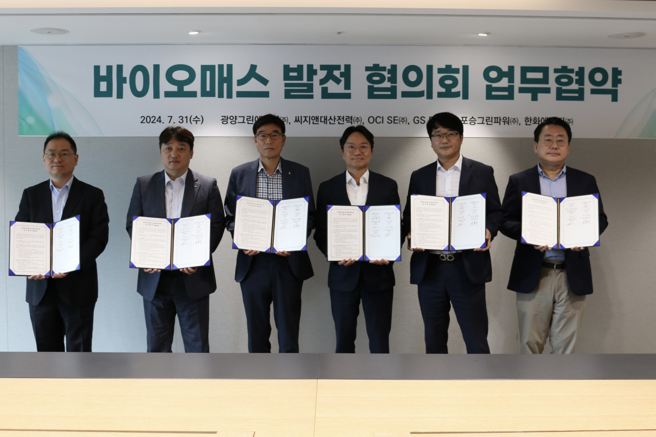송용식(왼쪽 네번째) 한화에너지 전무 등이 업무협약식에서 기념촬영을 하고 있다. [한화 제공]