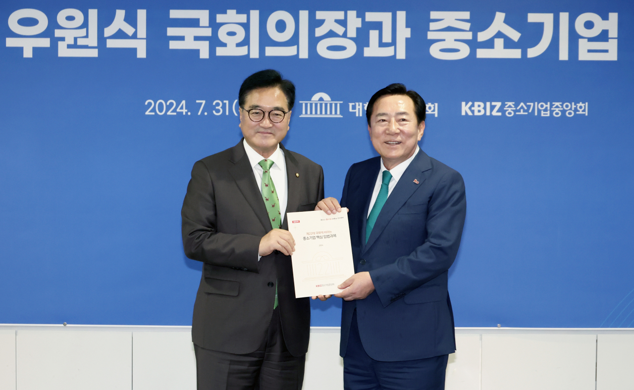 김기문(오른쪽) 중소기업중앙회장이 31일 중기중앙회를 찾은 우원식(왼쪽) 국회의장에게 중소기업계 건의안을 전달하고 있다. [중기중앙회 제공]