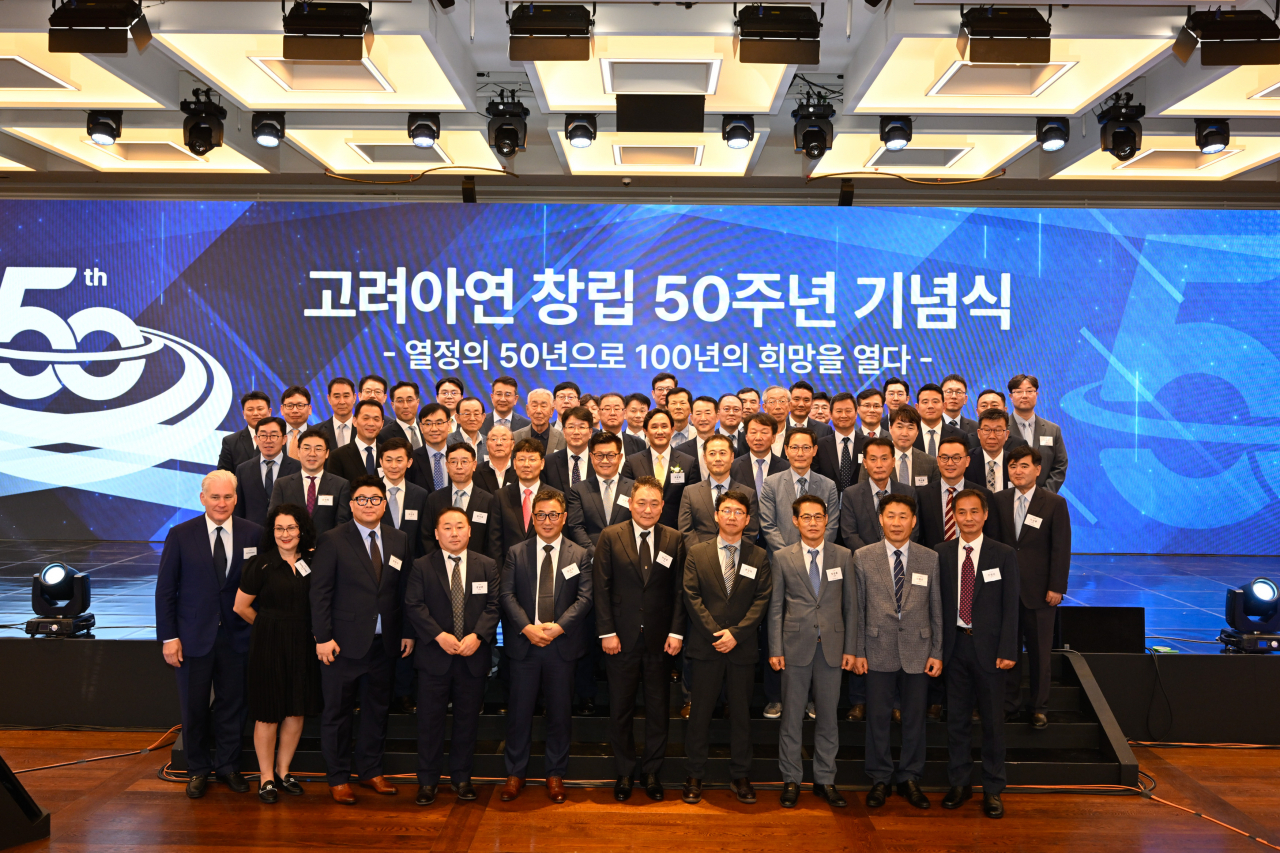 고려아연과 계열사 임직원들이 내달 1일 창립 50주년을 맞아 하루 전인 31일 열린 사내 기념식에 참석한 뒤 기념촬영을 하고 있다. [고려아연 제공]