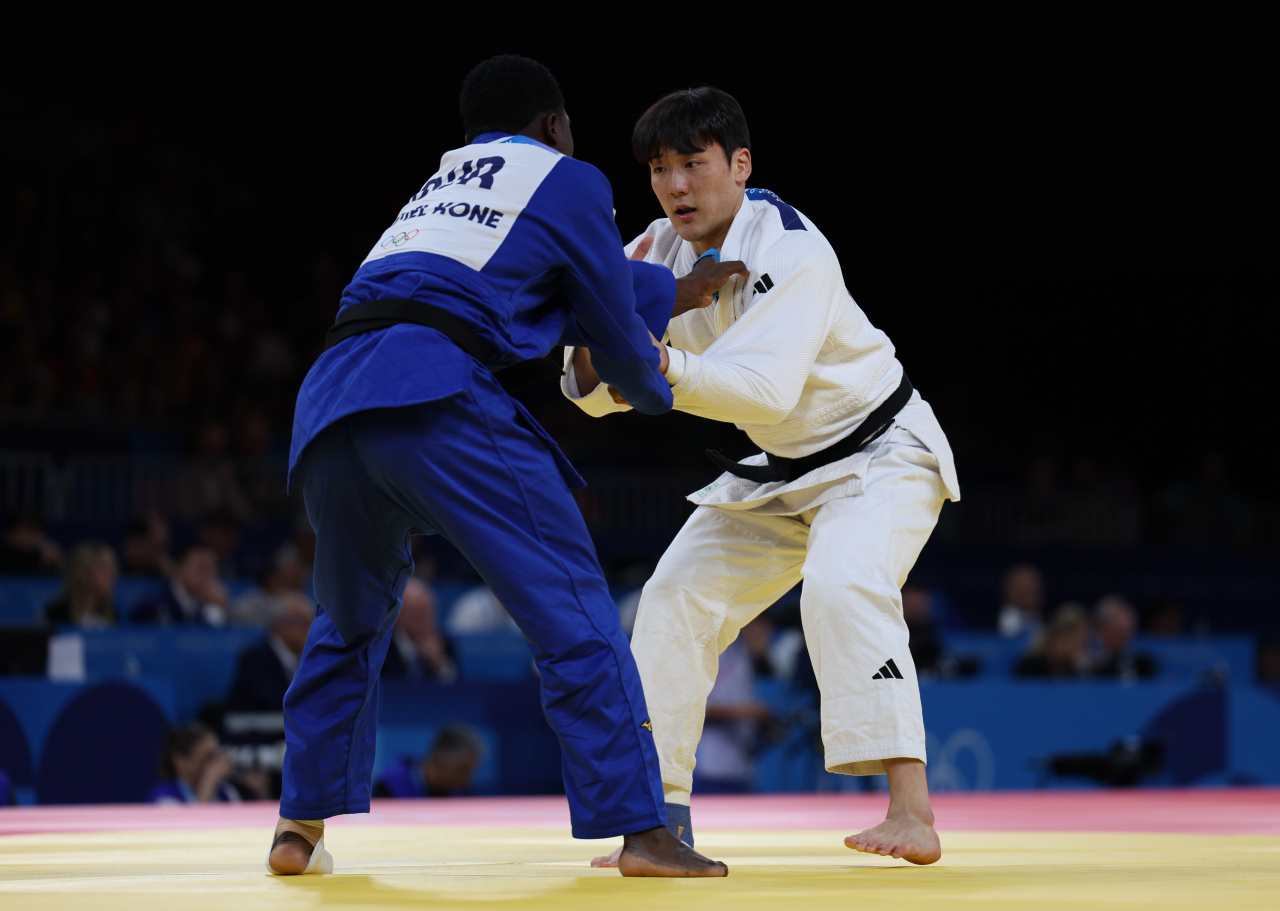 한주엽이 31일 오전(현지시각) 프랑스 파리 샹 드 마르스 아레나에서 열린 2024파리올림픽 유도 남자 90㎏급 32강전에서 부르키나파소의 카르멜 코네를 상대로 한판승을 거뒀다. [파리=이상섭 기자]