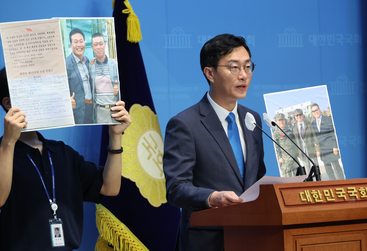 장경태 더불어민주당 의원이 28일 오전 국회 소통관에서 '임성근 전 해병대 1사단장 구명 로비' 의혹과 관련해 김규현 변호사와 자신의 '제보 공작'을 제기한 권성동 국민의힘 의원의 주장을 반박하는 기자회견을 하고 있다. [연합]