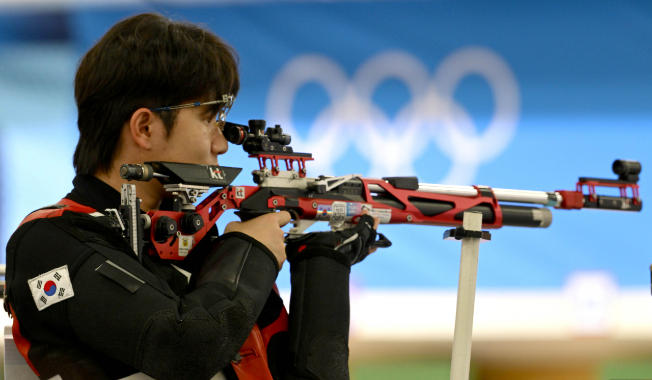 27일(현지시간) 프랑스 샤토루 CNTS 사격장에서 열린 2024파리올림픽 사격 10m 공기소총 혼성 단체전 예선. 박하준이 과녁을 조준하고 있다. [파리=이상섭 기자]