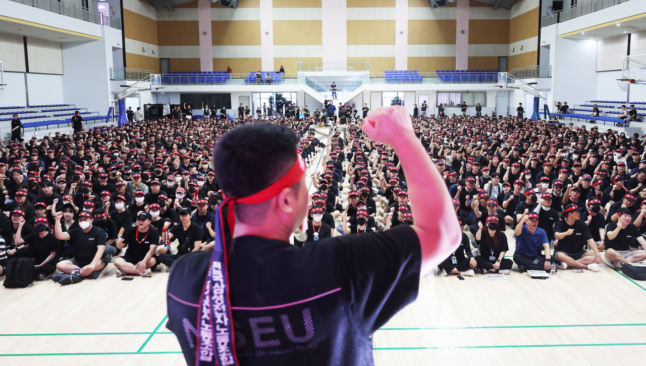 22일 오전 경기도 용인시 삼성전자 기흥캠퍼스 세미콘 스포렉스에서 전국삼성전자노동조합 조합원들이 총파업 승리 궐기대회를 하고 있다. [연합]