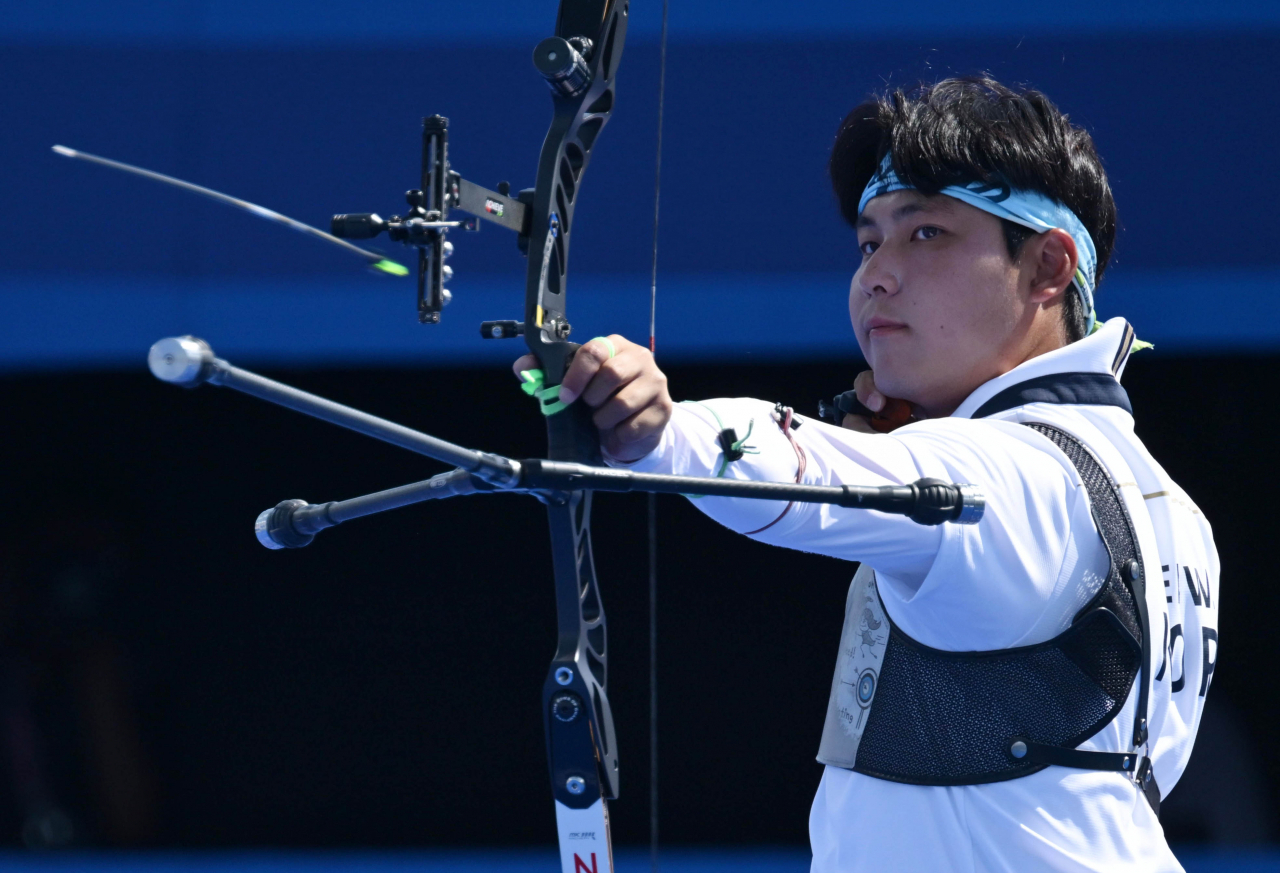 한국 양궁 대표팀 이우석이 29일(현지시간) 프랑스 파리 앵발리드 경기장에서 열린 2024파리올림픽 남자 리커브 단체 4강 한국과 중국의 경기에서 활을 쏘고 있다. [파리=이상섭 기자]