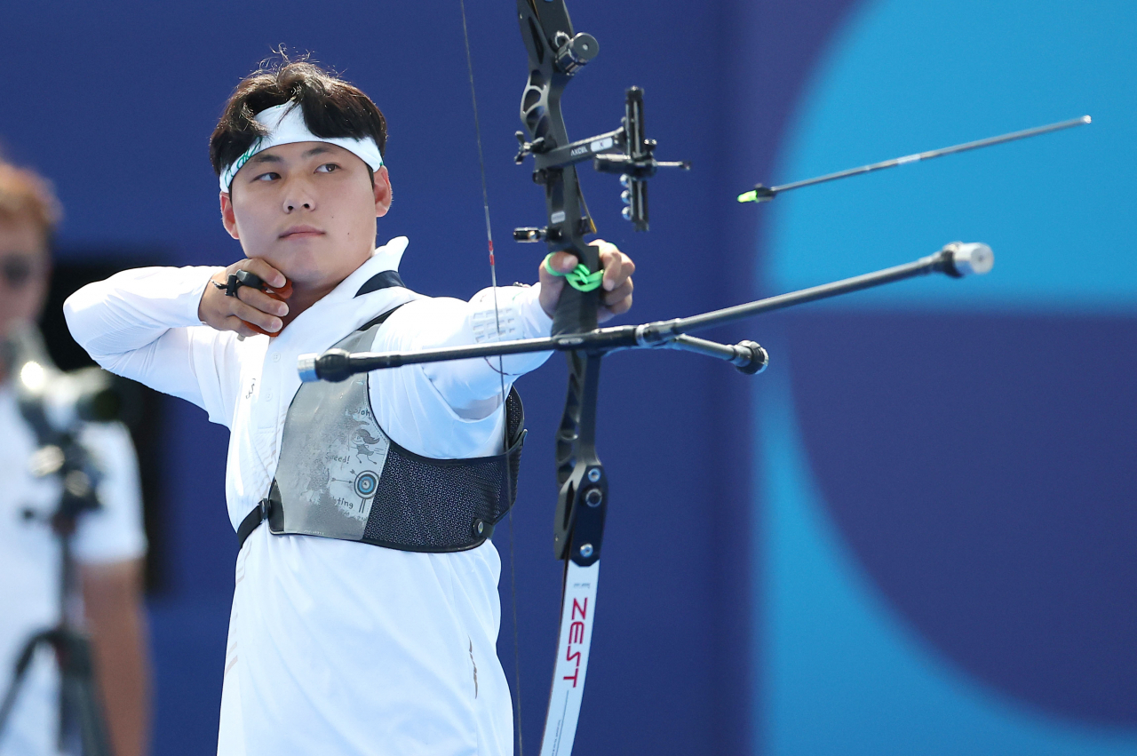 31일(현지시간) 프랑스 파리 레쟁발리드 양궁 경기장에서 열린 2024 파리올림픽 양궁 남자 개인전 64강전에서 이우석이 활시위를 놓고 있다. [연합]