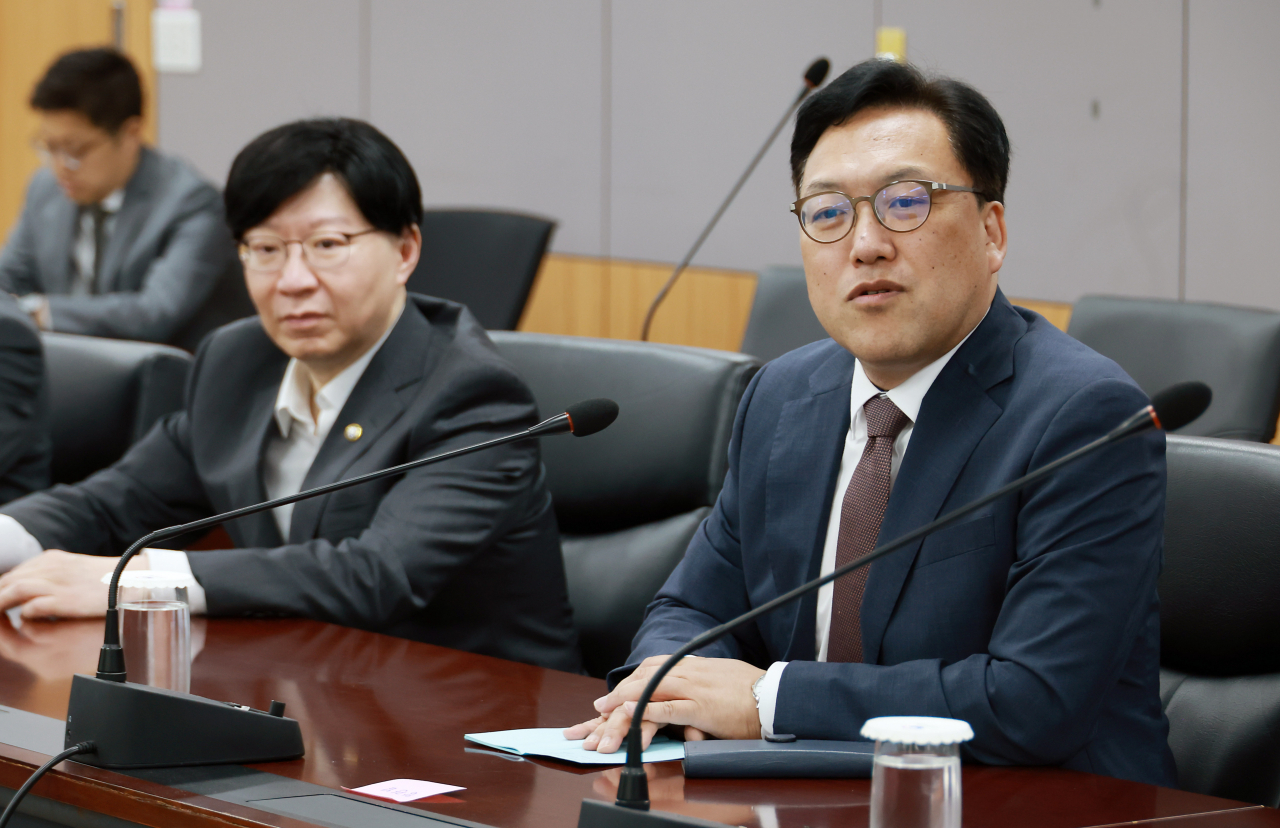 김병환(오른쪽) 금융위원장이 31일 오후 정부서울청사 금융위원회 16층 대회의실에서 취임 후 개최한 첫 간부회의를 주재하고 있다. [금융위원회 제공]