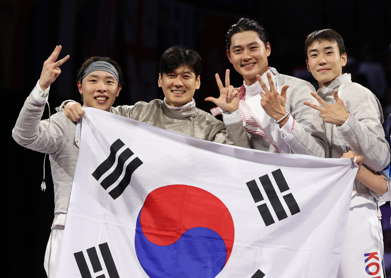 31일(현지시간) 프랑스 파리 그랑 팔레에서 열린 2024 파리올림픽 펜싱 남자 사브르 단체 결승전에서 헝가리를 이기고 금메달을 차지한 한국 선수들이 기쁨을 나누고 있다. 왼쪽부터 박상원, 구본길, 오상욱, 도경동. [연합]