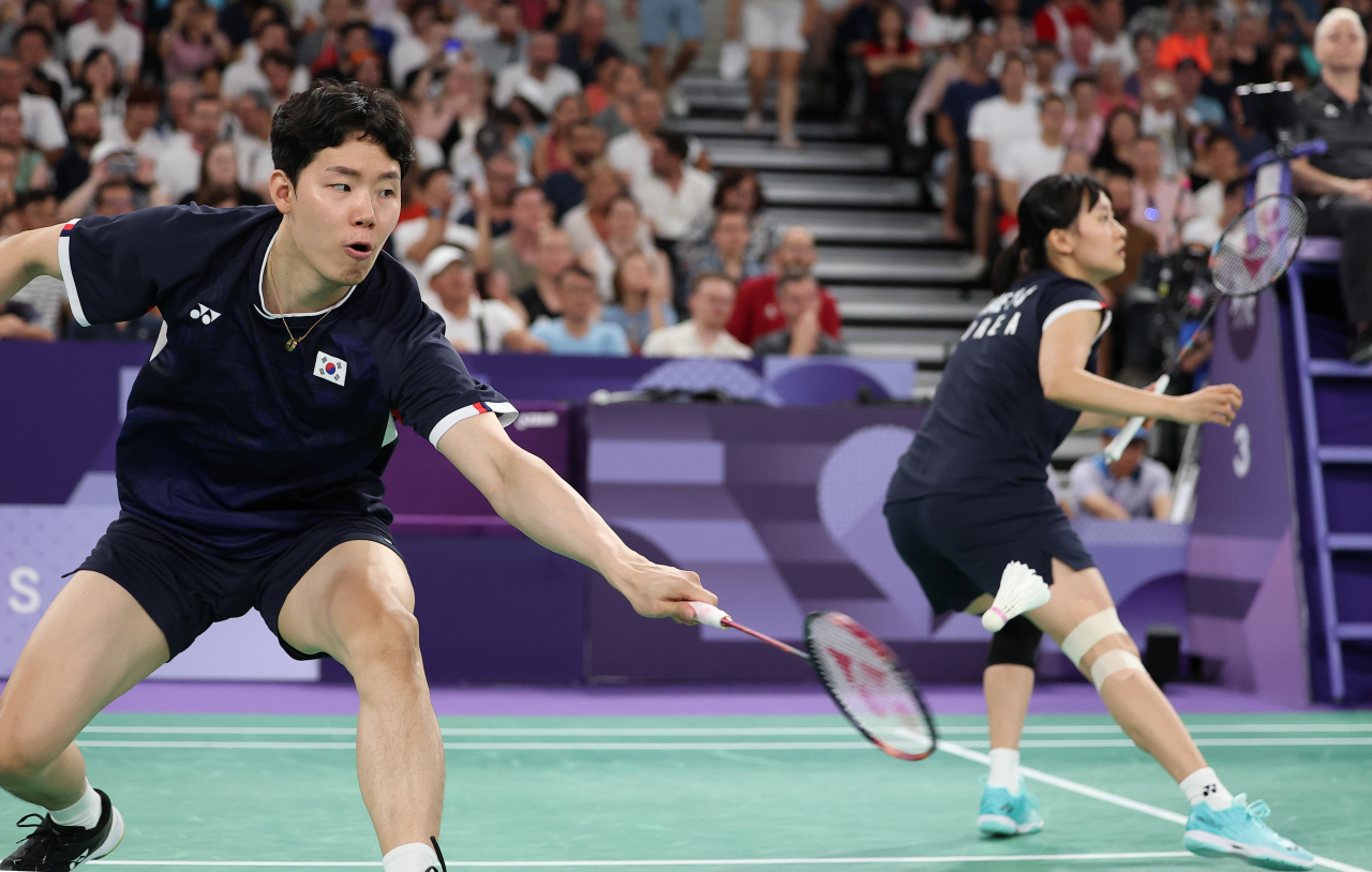 31일(현지시간) 프랑스 파리 포르트드라샤펠 경기장에서 열린 2024 파리올림픽 배드민턴 혼합복식 8강전에서 서승재-채유정이 홍콩의 탕춘만-체잉슈 조와 대결하고 있다. 이날 경기에서 승리를 거둔 서승재-채유정은 김원호-정나은 조와 준결승에서 맞대결을 펼친다. [연합]