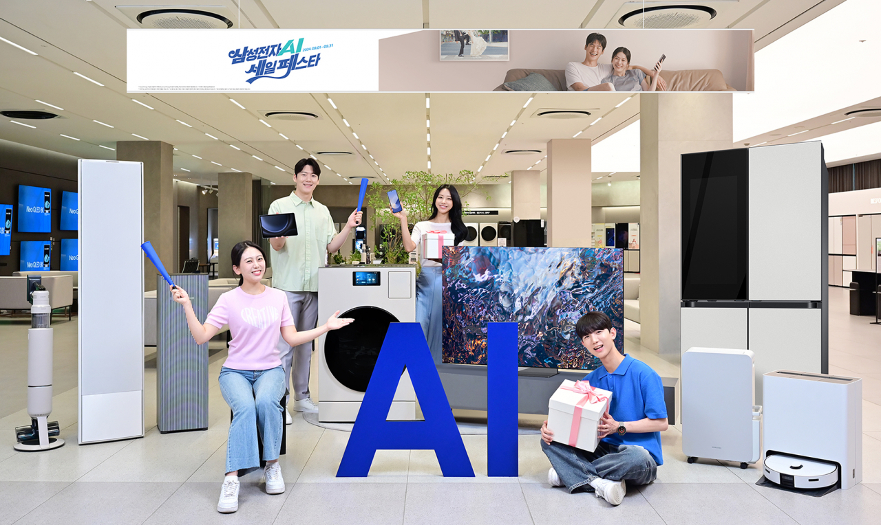 삼성전자 모델이 삼성스토어 대치점에서 ‘삼성전자 AI 세일 페스타’를 소개하고 있다. [삼성전자 제공]