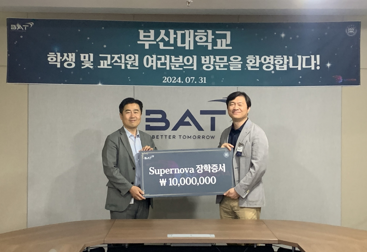 김지형(왼쪽부터) BAT사천공장 공장장과 부산대학교 기계공학부 안석영 학부장이 기념 사진을 촬영하고 있다. [BAT로스만스 제공]