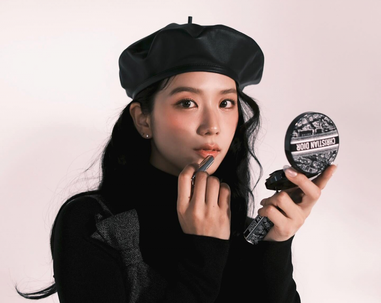 “저, 술 마신 것 아니예요~” 핑크 메이크업이 올 가을 트렌드가 될지 궁금하다.[지수의 SNS]