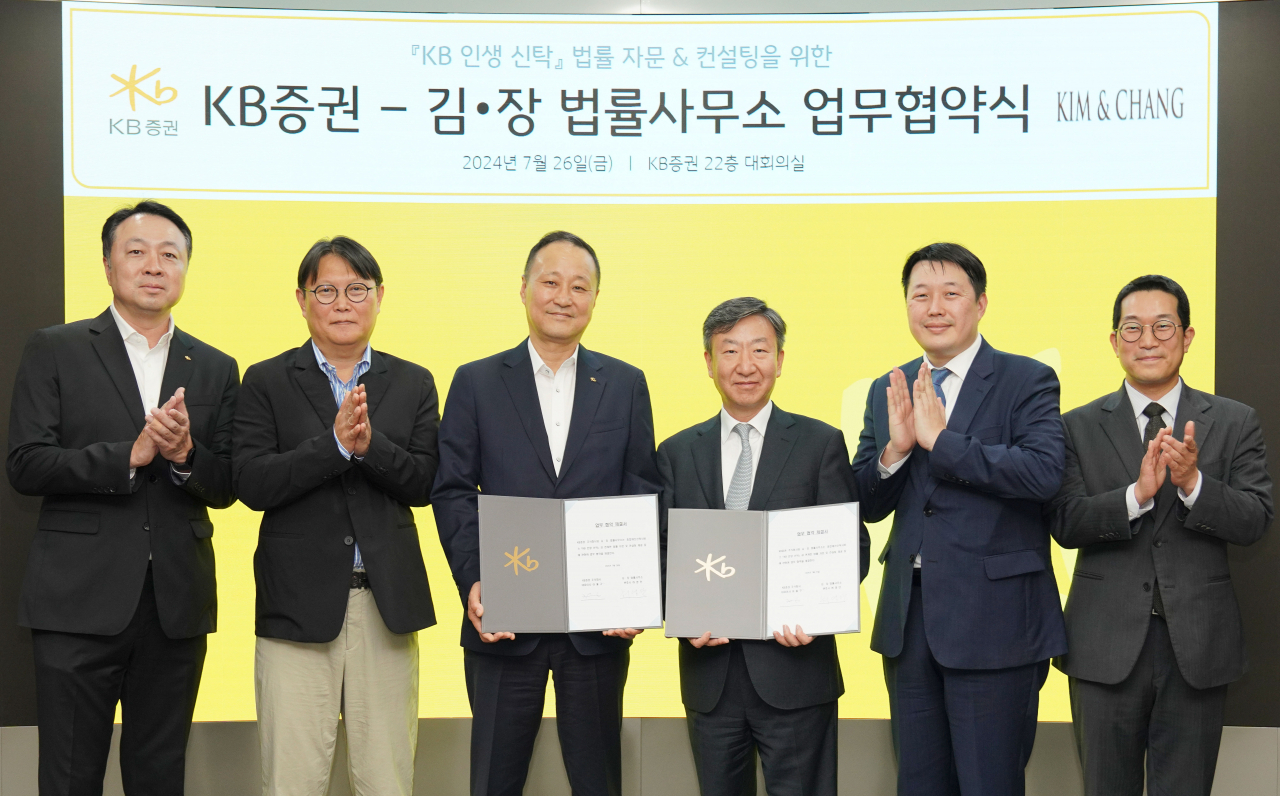 지난달 26일 서울 영등포구 여의도 KB증권 본사에서 전창현(왼쪽부터) KB증권 고객자산전략부장, 김민수 고객자산운용센터장, 윤만철 고객솔루션총괄본부장, 허영만 김앤장 법률사무소 변호사, 이학진 변호사, 은정민 변호사가 업무협약식을 기념해 사진 촬영을 하고 있다. [KB증권]