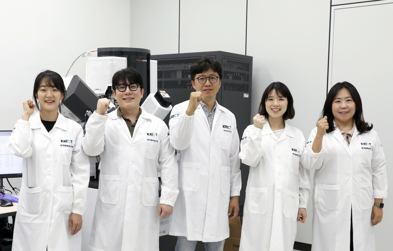 이번 연구를 수행한 한국화학연구원 신뢰성평가센터 연구진이 기념촬영을 하고 있다. 정고운(왼쪽부터) 연구원, 이왕은 책임연구원, 허규용 센터장, 윤환희 선임연구원, 조혜진 연구원.[한국화학연구원 제공]
