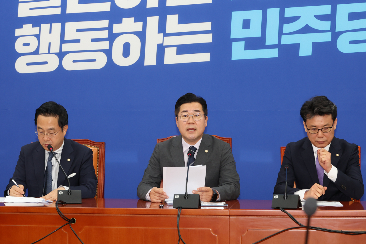 박찬대 더불어민주당 당대표 직무대행 겸 원내대표(가운데)가 1일 오전 서울 여의도 국회에서 열린 정잭조정회의에서 발언하고 있다. [연합]