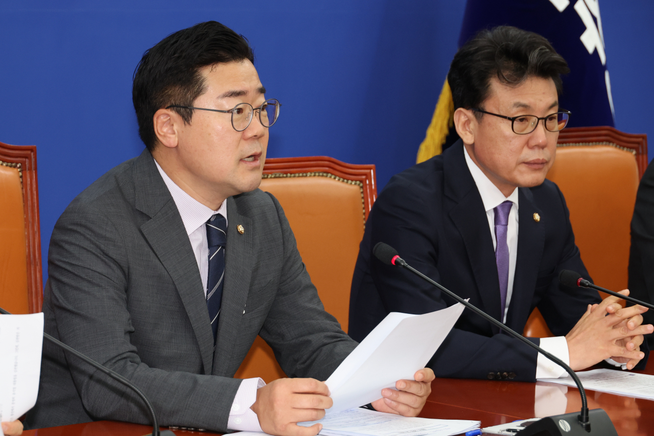 박찬대 더불어민주당 당대표 직무대행 겸 원내대표(왼쪽)가 1일 오전 서울 여의도 국회에서 열린 정잭조정회의에서 발언하고 있다. 오른쪽은 진성준 민주당 정책위의장. [연합]