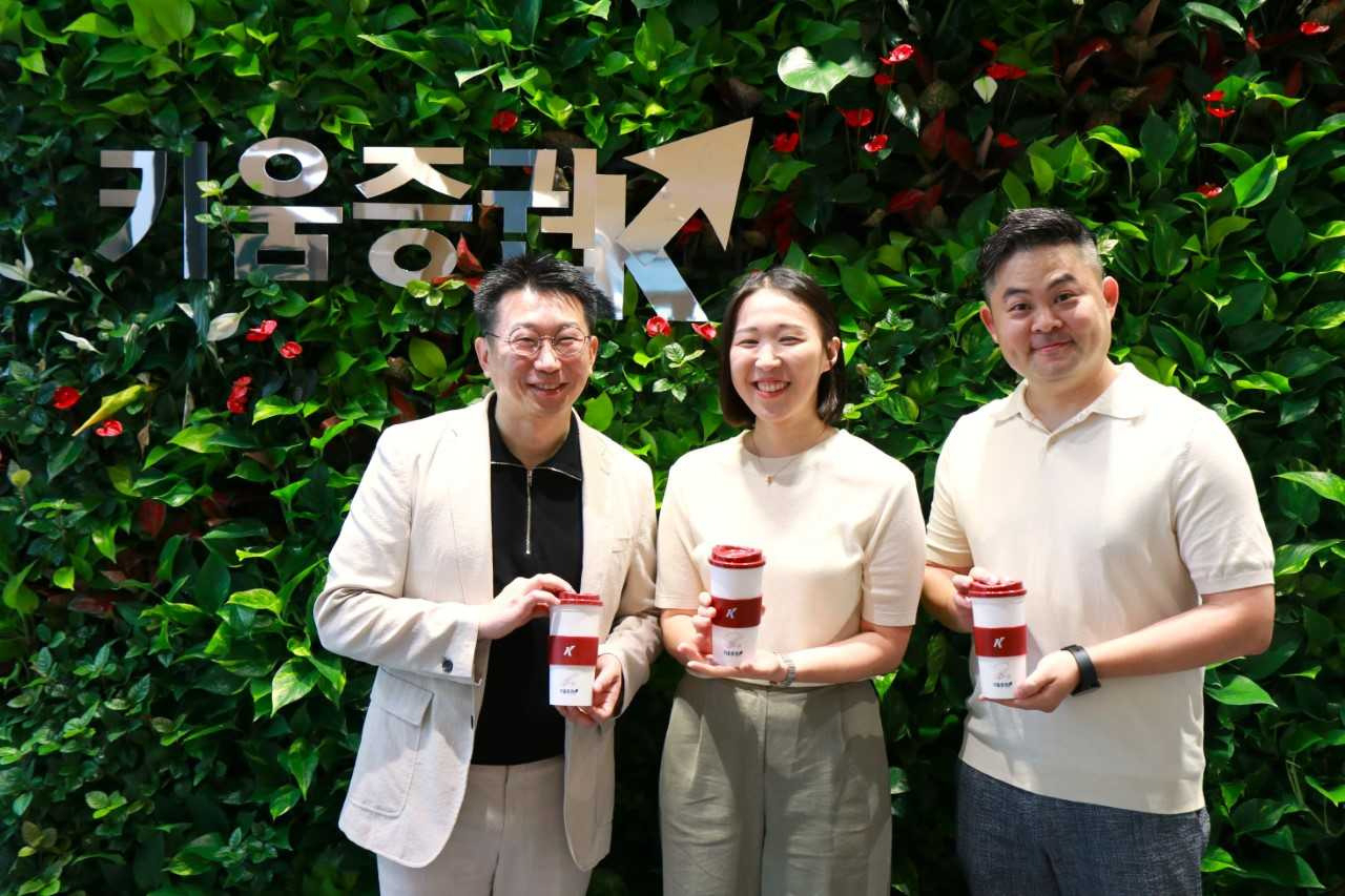 매일 3만보를 걸어 31일 간, 총 93만보를 걸음 기부한 키움증권 직원이 리유저블컵을 들고 기념 촬영을 하고 있다. (왼쪽부터) 임상옥 자금세탁불공정방지팀 팀장, 이도경 키움금융센터CS운영3팀 사원, 김호준 채널기획팀 과장. [키움증권]