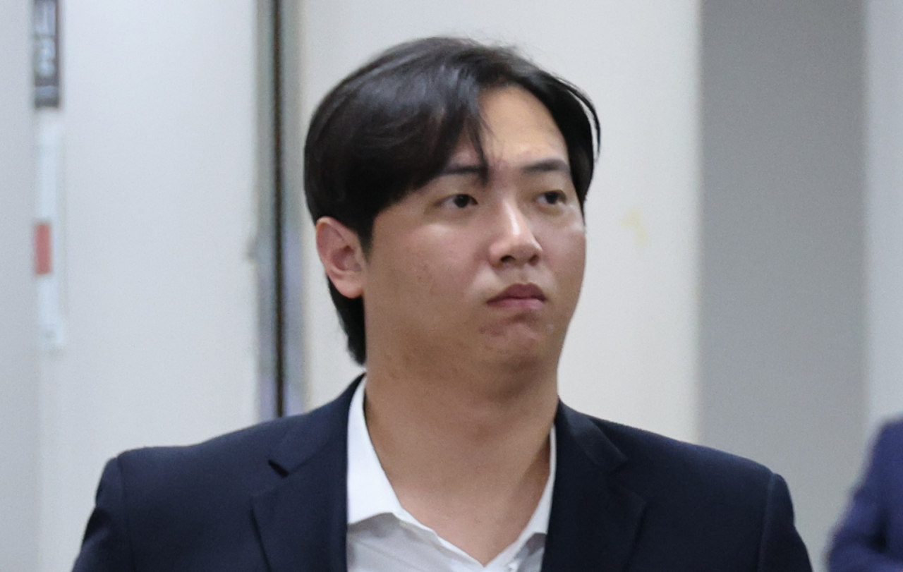 미국 프로야구 메이저리그(MLB)에서 뛰는 김하성(29·샌디에이고 파드리스)을 협박해 거액을 뜯어낸 혐의를 받는 전 야구선수 임혜동(28)이 검찰에 넘겨졌다. 사진은 임씨가 7월 4일 구속영장 심사를 받기 위해 서울중앙지법에 출석하고 있는 모습. [연합]