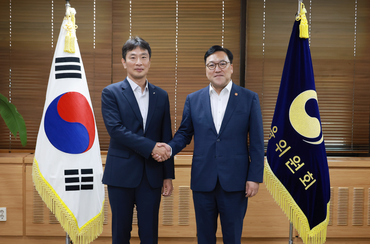 김병환(오른쪽) 금융위원회 위원장과 이복현 금융감독원장이 1일 오전 서울 정부서울청사 금융위원장 집무실에서 첫 회동을 가지고 있다.[금융위원회 제공]