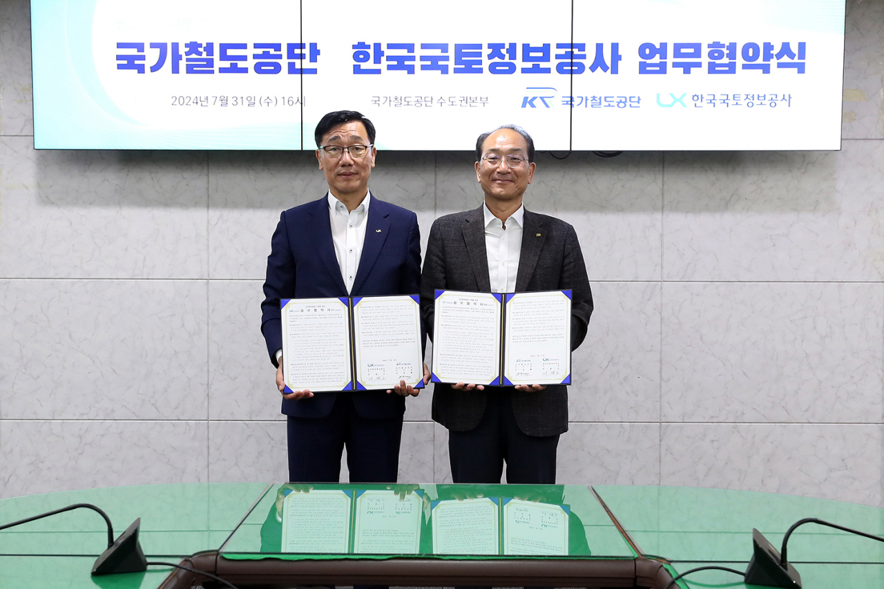 어명소 LX 사장(왼쪽)과 이성해 국가철도공단 이사장이 지난달 31일 KR수도권본부(서울)에서 ‘철도건설 및 지적․국토정보분야 상호협력을 위한 업무협약’을 체결 후 기념촬영을 하고 있다. [LX 제공]