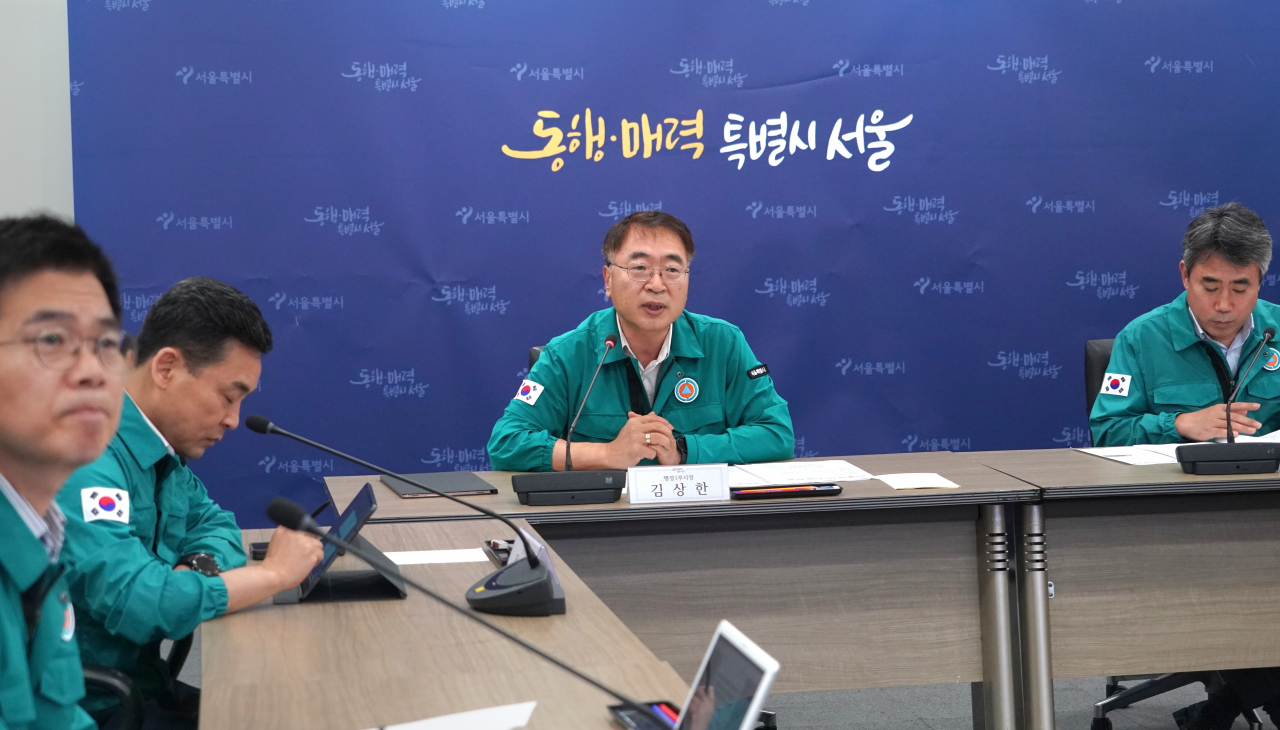 김상한 서울시 행정1부시장과 유창수 행정2부시장이 1일 오전 시청 영상회의실에서 서울 25개 자치구 부구청장들과 영상회의 형식으로 폭염위기 긴급 시·구 공동대응회의를 공동 주재하고 있다.[서울시 제공]