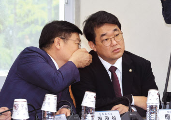 정점식 국민의힘 정책위의장(왼쪽)과 배준영 원내수석부대표가 1일 오전 국회에서 열린 최고위원회의에서 대화하고 있다. [연합]