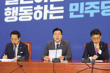 박찬대 더불어민주당 당대표 직무대행 겸 원내대표가 이날 정잭조정회의에서 발언하고 있다. [연합]