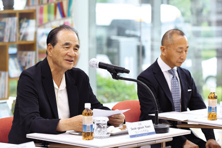 간담회장에서 윤석금(왼쪽) 웅진그룹 회장과 발언을 경청 중인 히라노 코지 일본 학교법인 히라노학원 이사장 겸 세이료고 교장 [웅진씽크빅 제공]