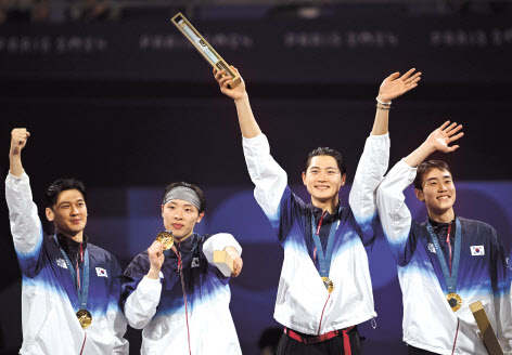 지난달 31일(현지시간) 프랑스 파리 그랑 팔레에서 열린 2024 파리 올림픽 펜싱 남자 사브르 단체전 결승에서 헝가리를 꺾고 금메달을 획득한 한국 대표팀이 시상식에서 기념촬영을 하고있다. 왼쪽부터 구본길·박상원·오상욱·도경동 파리=이상섭 기자