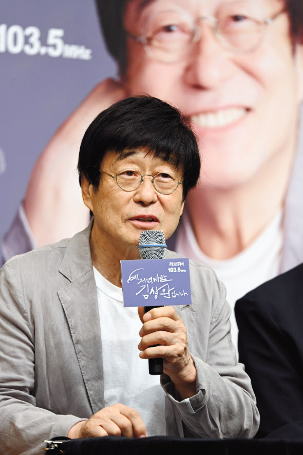 가수 김창완이 지난달 29일 서울 양천구 목동 SBS 사옥에서 열린 기자간담회에서 4개월 만에 라디오 DJ로 복귀한 소감을 밝히고 있다. [SBS 제공]