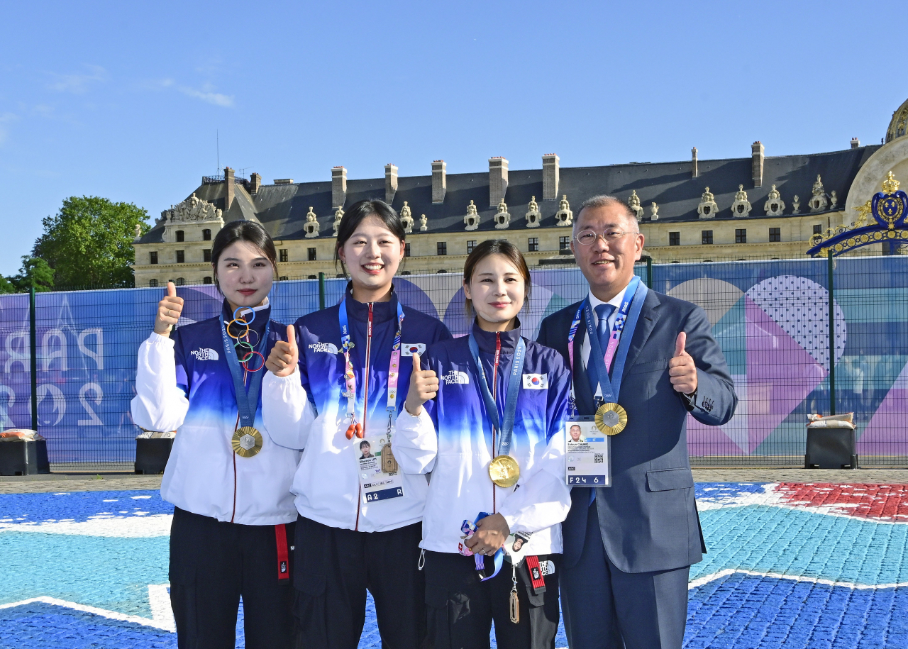 28일(현지시간) 프랑스 파리에서 열린 2024 파리 올림픽에서 남수현(왼쪽부터), 임시현, 전훈영 여자 양궁 단체 국가대표 선수들과 정의선 현대차그룹 회장이 기념 촬영하고 있다. [대한양궁협회 제공]