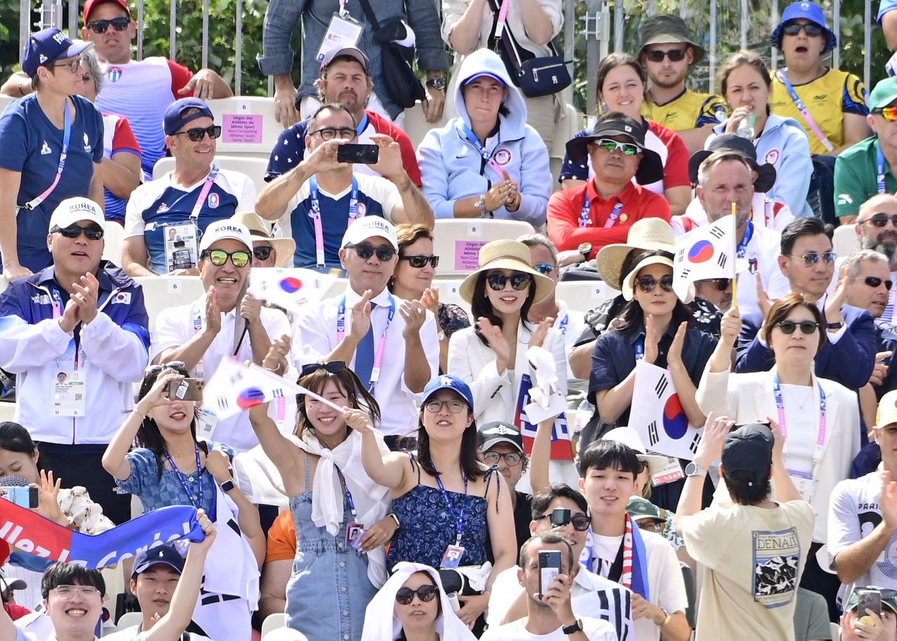 지난 29일(현지시간) 프랑스 파리에서 열린 2024 파리 올림픽 양궁 여자 단체전 경기에서 모자와 선글라스를 착용한 정의선 현대차그룹 회장이 태극기를 들고 선수들을 응원하고 있다. [대한양궁협회 제공]